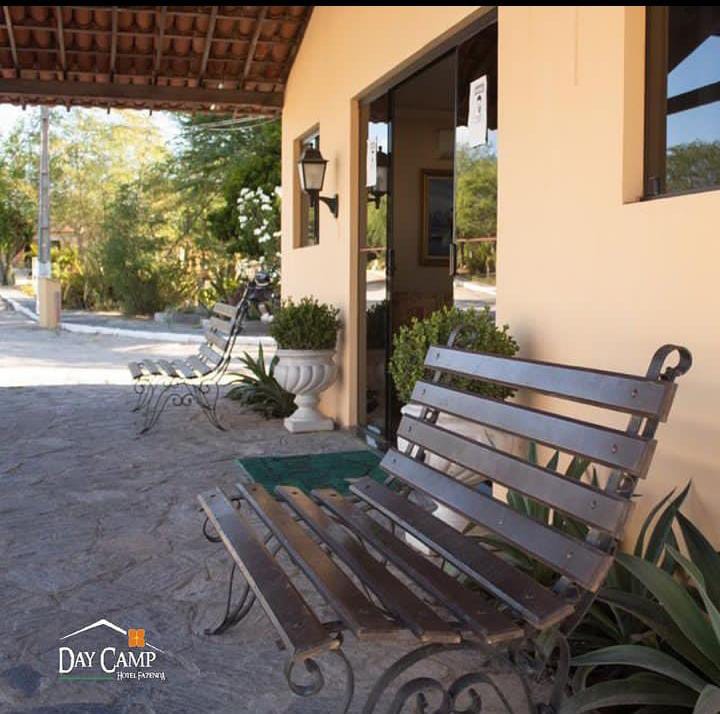 Varanda com bancos no Day Camp