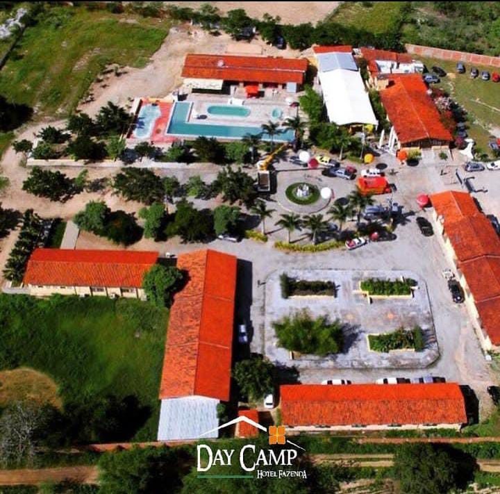 Vista aérea completa do Day Camp